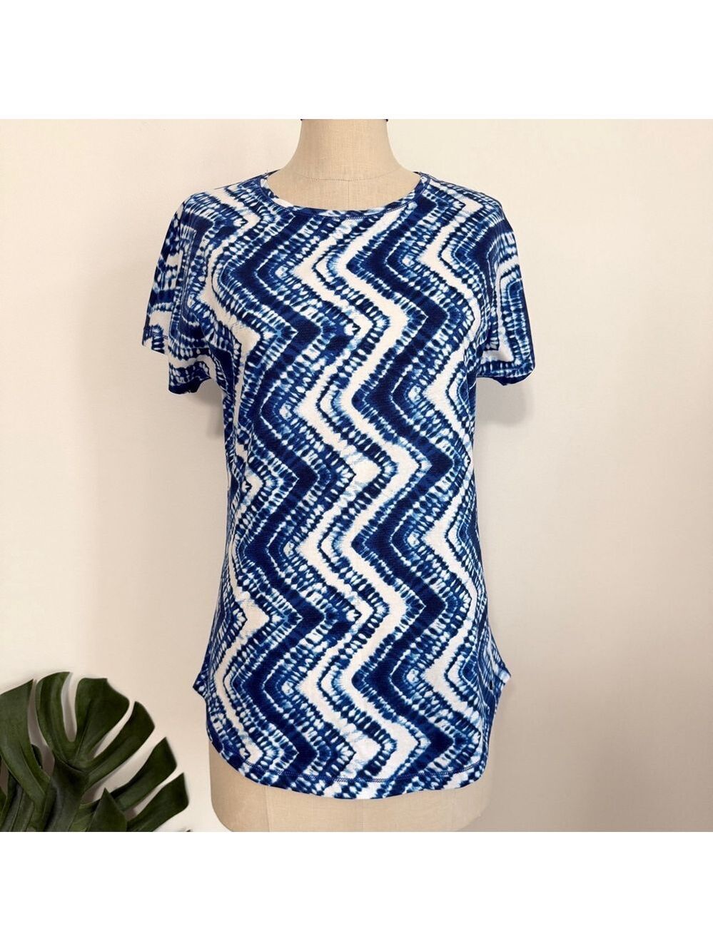 Olsen Blue White Tie Dye Chevron Short Sleeve Cotton Top T-Shirt Womens Size 6
